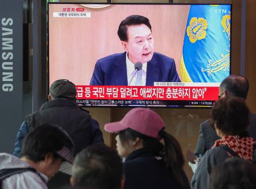 Menschen sehen eine Live-Übertragung von Präsident Yoon im Fernsehen